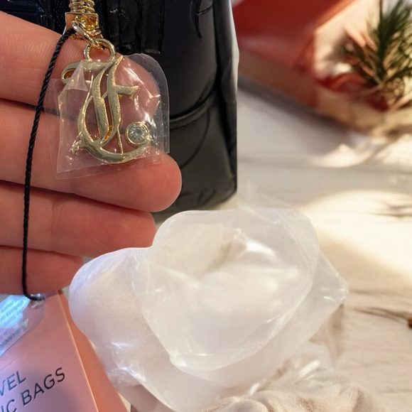 🍀Juicy Couture Nwt Black Logo Travel Cosmetic Bag - Picture 4 of 6